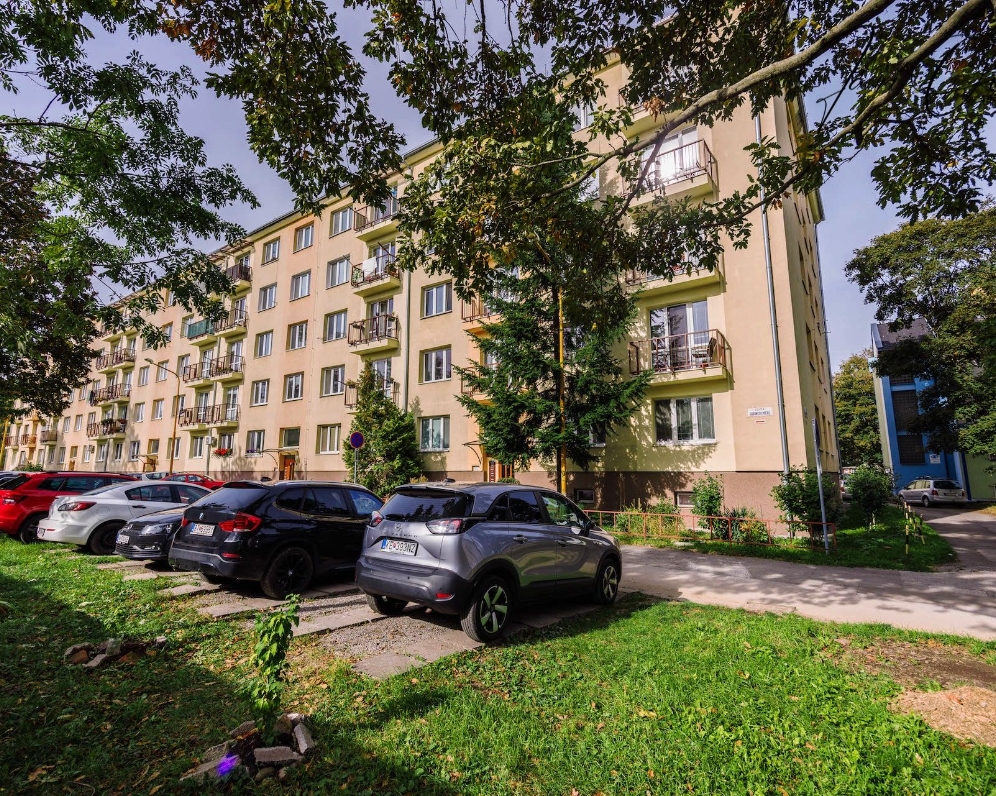 2 izb. byt, Obrancov mieru, blízko centra, TEHLA, 64 m2 + balón, komp. rek.