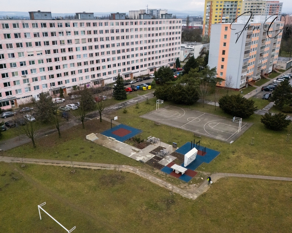 PREDANÉ: 3 izb. byt + 6m. loggia, VAŽECKÁ ul.