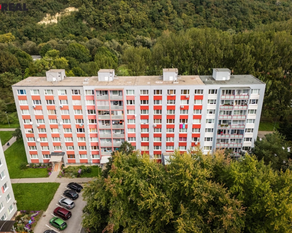 2 izb. byt, 50 m2, pôvodný stav.,Námestie Kozmonautov, NAD JAZEROM